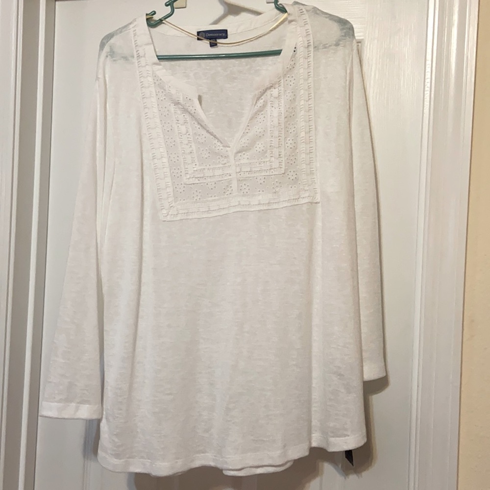 ✨NWT✨ White, embroidered shirt - super soft !!